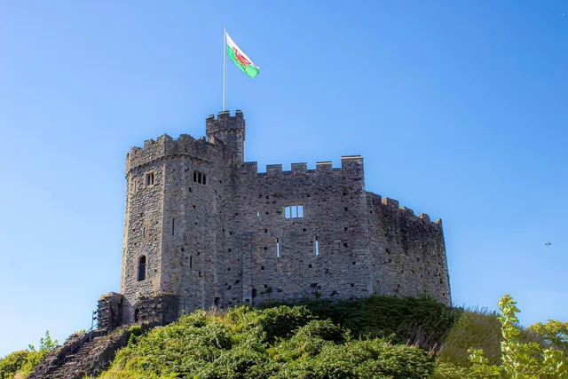 cardiff castle, medieval, norman keep, norman, historic, wales, architecture, history, landmark, tourism, welsh, capital city, cardiff, cardiff castle, cardiff castle, cardiff, cardiff, cardiff, cardiff, cardiff. Planning bilingual vertical video for Cardiff brands